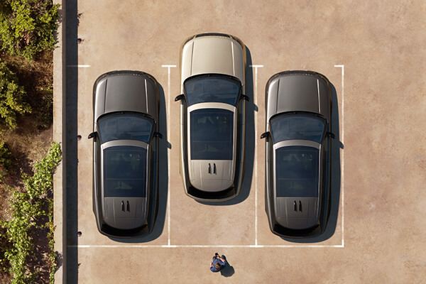 Tři zaparkované Range Rovery; pohled shora